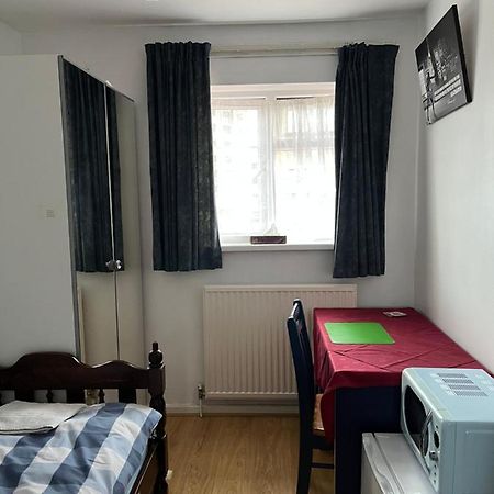 Comfortable Single Bedroom With Free On Site Parking Kingston upon Thames  Exterior foto