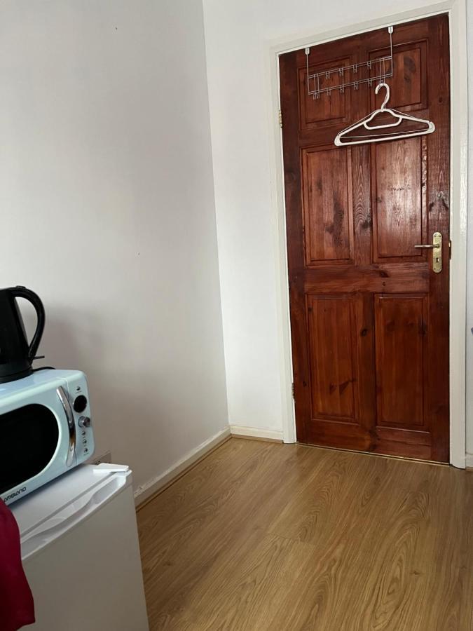 Comfortable Single Bedroom With Free On Site Parking Kingston upon Thames  Exterior foto